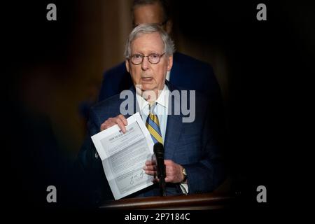 Washington, Usa. 07. März 2023. Der Minderheitenführer des US-Senats Mitch McConnell (Republikaner von Kentucky) hält eine Erklärung der USA Capitol Police Chief J. Thomas Manger, der das FOX Tucker Carlson Video des Anschlags vom 6. Januar während der Pressekonferenz des politischen Mittagessens des Senats der Republikaner im US Capitol in Washington, DC, USA, am Dienstag, den 7. März, 2023. Foto: Rod Lamkey/CNP/ABACAPRESS.COM Kredit: Abaca Press/Alamy Live News Stockfoto