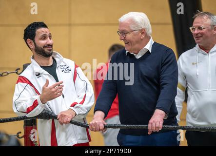 07. März 2023, Saarland, Völklingen: Deutscher Präsident Frank-Walter Steinmeier spricht im Boxclub 82 in Völklingen mit dem ehemaligen olympischen Boxmeister Wessam Slamana (l). Als Teil der Ortszeit Deutschland hat der Bundespräsident seinen offiziellen Wohnsitz für drei Tage in das Saarland verlegt und führt seine offiziellen Geschäfte von Völklingen aus. Es ist die sechste Ortszeit Deutschland seit Beginn seiner zweiten Amtszeit. Der Bundespräsident verlässt Berlin und das Schloss Bellevue, um durch das Land zu reisen und mit den Bürgern zu sprechen. Foto: Harald Tittel/dpa Stockfoto