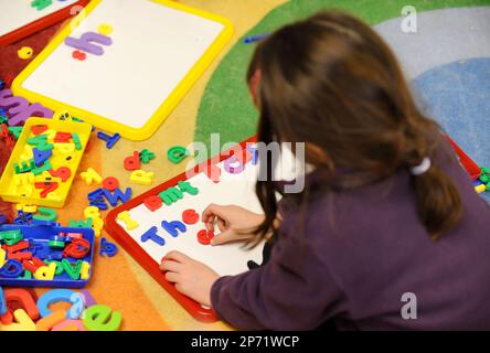 Ablage Foto vom 08. Dezember 02/12 eines Grundschülers bei der Arbeit in einem Klassenzimmer. Die psychische Unterstützung von Kindern in ganz England unterliegt einer „Postleitzahl-Lotterie“, mit durchschnittlichen Wartezeiten von 40 Tagen für den Beginn der Behandlung, ein neuer Bericht hat gewarnt. Der Kinderkommissar beschrieb das Bild der Unterstützung im ganzen Land als "lückenhaft" und rief die Regierung dazu auf, sich "klar auf die besonderen Bedürfnisse von Kindern zu konzentrieren, wenn es um Investitionen geht. Ausgabedatum: Mittwoch, 8. März 2023. Stockfoto