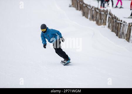 Dateifoto vom 30. Oktober 12/2022 von Personen, die einen Tag Ski fahren im Lecht Ski Centre in Strathdon in den Cairngorms, Scottish Highlands. Schottische Skipisten bereiten sich auf die möglicherweise größte Woche des Jahres vor, da sie weiterhin mit frischem Pulver durch Schnee bedeckt werden. Ausgabedatum: Mittwoch, 8. März 2023. Stockfoto