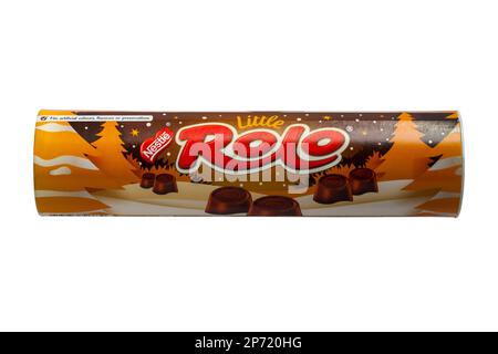 Badewanne mit Nestle Rolo Chocolates Rolo Süßigkeiten isoliert auf weißem Hintergrund Stockfoto
