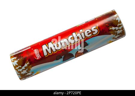 Eine Tube Nestle Munchies Schokolade auf weißem Hintergrund - Milchschokolade mit weichem Karamell und knusprigem Keks Stockfoto