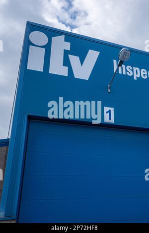 Ourense, Spanien. 03-01-2023: ITV-Station Center-Schild (Vehicle Technical Inspection) mit bewölktem Himmel Stockfoto