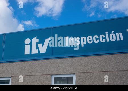 Ourense, Spanien. 03-01-2023: Werkstatt zur Bestehen der technischen Inspektion von Fahrzeugen. ITV Stockfoto