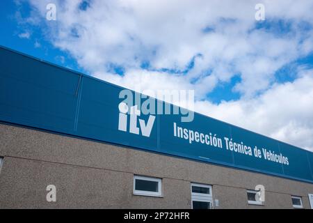 Ourense, Spanien. 03-01-2023: Zentrum für technische Fahrzeuginspektion. ITV Stockfoto