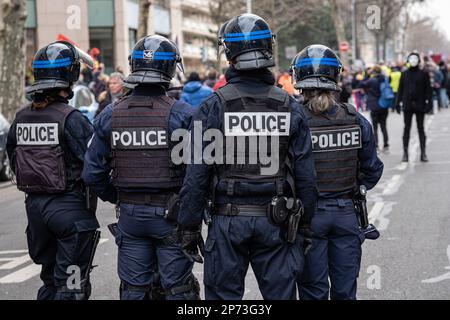 Frankreich, Lyon, 2023-03-07. Polizei und Aufrechterhaltung der Ordnung während der Demonstration gegen die Rentenreform. Foto von Franck CHAPOLARD. Stockfoto