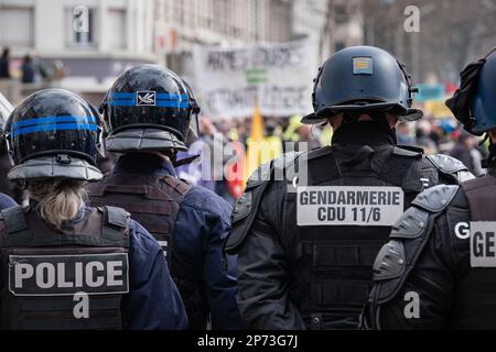 Frankreich, Lyon, 2023-03-07. Polizei und Aufrechterhaltung der Ordnung während der Demonstration gegen die Rentenreform. Foto von Franck CHAPOLARD. Stockfoto