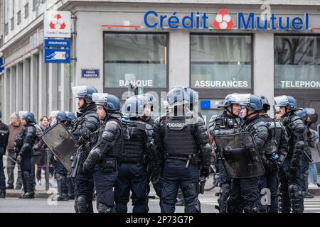 Frankreich, Lyon, 2023-03-07. Polizei und Aufrechterhaltung der Ordnung während der Demonstration gegen die Rentenreform. Foto von Franck CHAPOLARD. Stockfoto