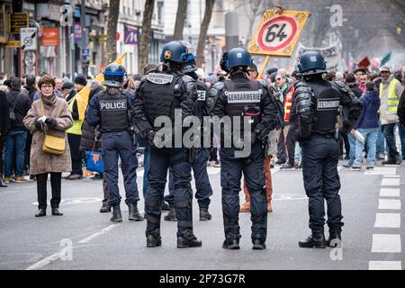 Frankreich, Lyon, 2023-03-07. Polizei und Aufrechterhaltung der Ordnung während der Demonstration gegen die Rentenreform. Foto von Franck CHAPOLARD. Stockfoto