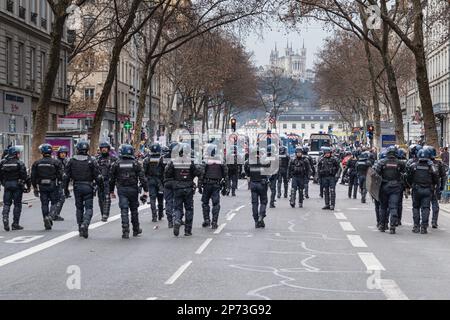 Frankreich, Lyon, 2023-03-07. Polizei und Aufrechterhaltung der Ordnung während der Demonstration gegen die Rentenreform. Foto von Franck CHAPOLARD. Stockfoto