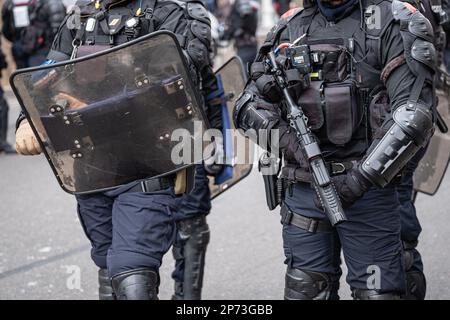 Frankreich, Lyon, 2023-03-07. Polizei und Aufrechterhaltung der Ordnung während der Demonstration gegen die Rentenreform. Foto von Franck CHAPOLARD. Stockfoto