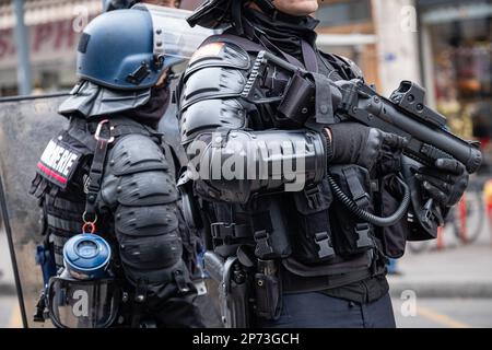 Frankreich, Lyon, 2023-03-07. Polizei und Aufrechterhaltung der Ordnung während der Demonstration gegen die Rentenreform. Foto von Franck CHAPOLARD. Stockfoto