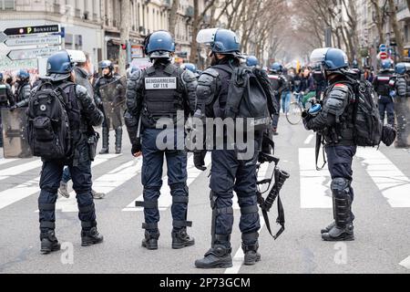 Frankreich, Lyon, 2023-03-07. Polizei und Aufrechterhaltung der Ordnung während der Demonstration gegen die Rentenreform. Foto von Franck CHAPOLARD. Stockfoto