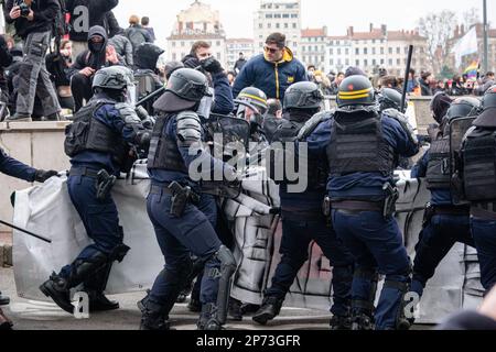 Frankreich, Lyon, 2023-03-07. Polizei und Aufrechterhaltung der Ordnung während der Demonstration gegen die Rentenreform. Foto von Franck CHAPOLARD. Stockfoto