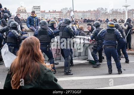 Frankreich, Lyon, 2023-03-07. Polizei und Aufrechterhaltung der Ordnung während der Demonstration gegen die Rentenreform. Foto von Franck CHAPOLARD. Stockfoto