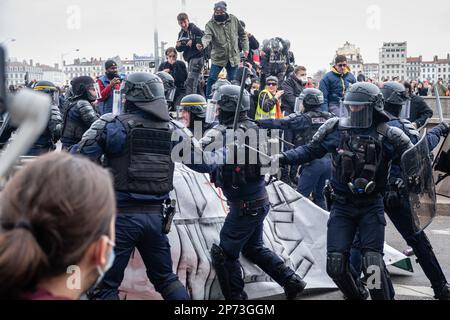 Frankreich, Lyon, 2023-03-07. Polizei und Aufrechterhaltung der Ordnung während der Demonstration gegen die Rentenreform. Foto von Franck CHAPOLARD. Stockfoto