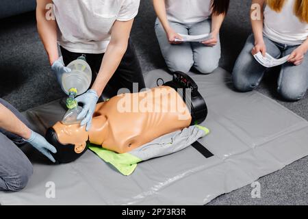 Erste-Hilfe-Training - kardiopulmonale Reanimation. Erste-Hilfe-Kurs auf hlw-Dummy Stockfoto