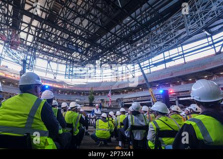 Los Angeles, Kalifornien, USA. 7. März 2023. Steve Ballmer, Besitzer der Los Angeles Clippers, spricht während einer Abschlusszeremonie in ihrem zukünftigen Zuhause, dem Intuit Dome, Dienstag, 7. Februar 2023 in Inglewood, Kalifornien. (Kreditbild: © Ringo Chiu/ZUMA Press Wire) NUR REDAKTIONELLE VERWENDUNG! Nicht für den kommerziellen GEBRAUCH! Stockfoto