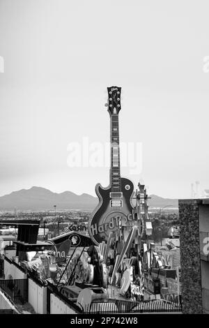 Las Vegas, USA - 10. März 2019: Altes Hard Rock Cafe Schild an der Gibson Gitarre im Neon Museum Las Vegas, USA. Stockfoto