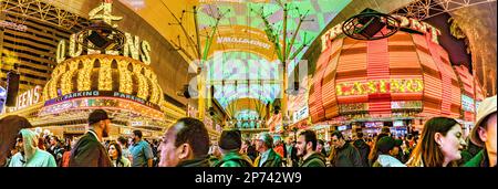 Las Vegas, USA - 9. März 2019: Fremont Street mit vielen Neonlichtern und Touristen in der Innenstadt von Las Vegas. Es war die erste asphaltierte Straße in Las Vegas Stockfoto