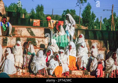 Lalibela, Äthiopien - 24. Juni 1998: Die Menschen sehen die Morgenzeremonie in Lalibela, wo der Priester jährlich die heilige Arche des Covenant präsentiert Stockfoto