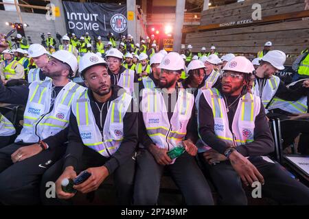 Los Angeles, Usa. 07. März 2023. (Von L bis R) Los Angeles Clippers Forward Nicolas Batum, Guard Norman Powell, Forward Paul George und Forward Robert Covington nehmen an einer Abschlusszeremonie in ihrem zukünftigen Zuhause, dem Intuit Dome in Inglewood, Teil. Kredit: SOPA Images Limited/Alamy Live News Stockfoto