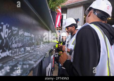 Los Angeles, Usa. 07. März 2023. Los Angeles Clippers Forward Kawhi Leonard unterschreibt seinen Namen auf dem letzten Stahlbalken bei einer Abschlusszeremonie in ihrem zukünftigen Zuhause, dem Intuit Dome in Inglewood. Kredit: SOPA Images Limited/Alamy Live News Stockfoto