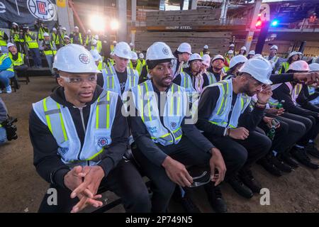 Los Angeles, Usa. 07. März 2023. (Von L bis R) Los Angeles Clippers bewachen Russell Westbrook, Forward Kawhi Leonard und Guard Norman Powell nehmen an einer Abschlusszeremonie in ihrem zukünftigen Zuhause, dem Intuit Dome in Inglewood, Teil. Kredit: SOPA Images Limited/Alamy Live News Stockfoto