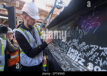 Los Angeles, Usa. 07. März 2023. Das Los Angeles Clippers Center Ivica Zubac unterzeichnet seinen Namen auf dem letzten Stahlträger während einer Abschlusszeremonie in ihrem zukünftigen Zuhause, dem Intuit Dome in Inglewood. Kredit: SOPA Images Limited/Alamy Live News Stockfoto