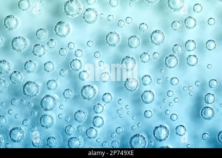 Makrokohlendioxidblasen (CO2) im Wasser auf blauem Hintergrund, ökologisches Konzept Stockfoto