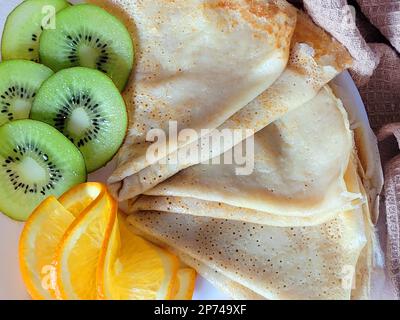 Leckeres und gesundes Frühstück - dünne Pfannkuchen mit tropischen Früchten Stockfoto