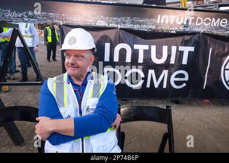 Los Angeles, Usa. 07. März 2023. Steve Ballmer, Besitzer der Los Angeles Clippers, nimmt an einer Abschlusszeremonie in ihrem zukünftigen Zuhause, dem Intuit Dome, in Inglewood Teil. (Foto: Ringo Chiu/SOPA Images/Sipa USA) Guthaben: SIPA USA/Alamy Live News Stockfoto