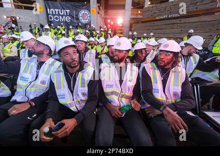 Los Angeles, Usa. 07. März 2023. (Von L bis R) Los Angeles Clippers Forward Nicolas Batum, Guard Norman Powell, Forward Paul George und Forward Robert Covington nehmen an einer Abschlusszeremonie in ihrem zukünftigen Zuhause, dem Intuit Dome in Inglewood, Teil. (Foto: Ringo Chiu/SOPA Images/Sipa USA) Guthaben: SIPA USA/Alamy Live News Stockfoto