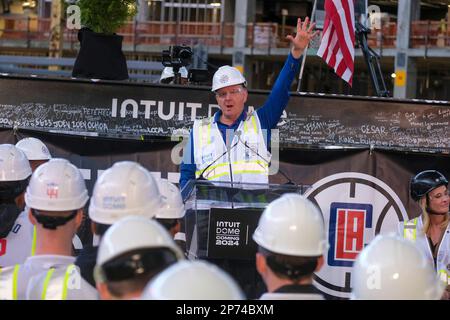 Los Angeles, Usa. 07. März 2023. Steve Ballmer, Besitzer der Los Angeles Clippers, spricht bei einer abendlichen Zeremonie in ihrem zukünftigen Zuhause, dem Intuit Dome in Inglewood, Kalifornien. (Foto: Ringo Chiu/SOPA Images/Sipa USA) Guthaben: SIPA USA/Alamy Live News Stockfoto