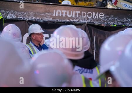 Los Angeles, Usa. 07. März 2023. Steve Ballmer, Besitzer der Los Angeles Clippers, nimmt an einer Abschlusszeremonie in ihrem zukünftigen Zuhause, dem Intuit Dome in Inglewood, Teil. (Foto: Ringo Chiu/SOPA Images/Sipa USA) Guthaben: SIPA USA/Alamy Live News Stockfoto