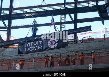 Los Angeles, Usa. 07. März 2023. Der letzte Stahlbalken wurde während einer Zeremonie im zukünftigen Zuhause der Los Angeles Clippers, dem Intuit Dome in Inglewood, Kalifornien, angehoben. (Foto: Ringo Chiu/SOPA Images/Sipa USA) Guthaben: SIPA USA/Alamy Live News Stockfoto