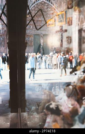 Straßburg, Frankreich - 20. März 2015: Vertikales Bild Kathedrale Notre Dame de Strasbourg Haupteingang Fassade mit Silhouetten von Menschen Fußgänger Einheimische und Touristen Stockfoto