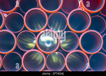 Großer Stapel orangefarbener PVC-Kunststoffrohre Stockfoto