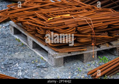 Stapel von rostigem Armierungsstahl, bereit für den Einsatz auf einer Baustelle Stockfoto