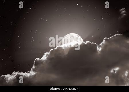 Sternenhimmel mit Wolken und Vollmond Stockfoto
