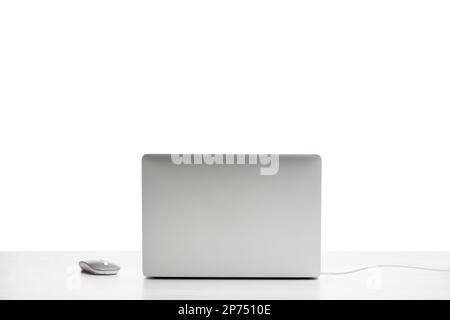 Rückseite des modernen Laptops auf dem Bürotisch mit Maus. PNG-Bild. Stockfoto