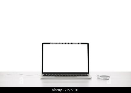 Moderner Laptop auf Bürotisch mit Maus und leerem screen.PNG-Bild Stockfoto