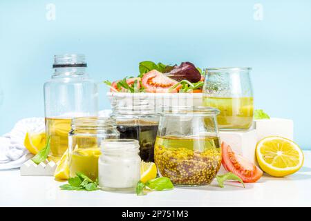 Verschiedene hausgemachte Salatdressings. Set mit verschiedenen Salatsoßen, Öl, Vinaigrette, Senf, Mayonnaise, ranch, Balsamico, Soja, Joghurtdressings Stockfoto