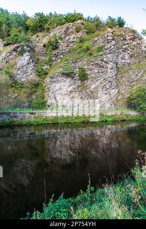 Hamerske vrasy Felsformation und Dyje Fluss nahe Vranov nad Dyji im Podyji Nationalpark in der tschechischen republik Stockfoto