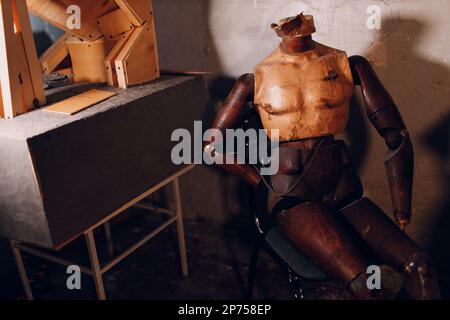 Handwerker und menschliche Puppe Schaufensterpuppe Skulptur Rahmen in Werkstatt-Studio Stockfoto