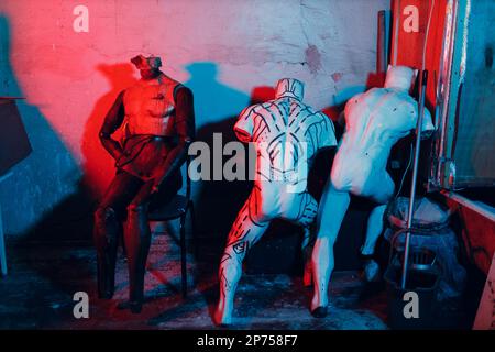 Handwerker und menschliche Puppe Schaufensterpuppe Skulptur Rahmen in Werkstatt-Studio Stockfoto