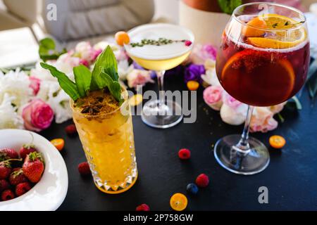 Auswahl an alkoholischen Partycocktails Stockfoto