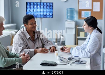 Seitenbild einer jungen Arztpraxissprecherin in der Klinikpraxis Stockfoto