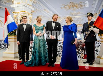 BRATISLAVA - König Willem-Alexander und Königin Maxima zusammen mit Präsidentin Zuzana Caputova (R) und ihrem Ehemann Juraj Rizman (L) während des Staatsbanketts am ersten Tag des dreitägigen Staatsbesuchs in der Slowakei. ANP REMKO DE WAAL niederlande raus - belgien raus Stockfoto