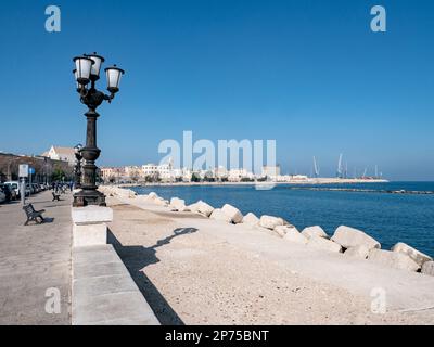 BARI, ITALIEN - 30. OKTOBER 2021: Uferpromenade der Lungomare Imperatore Augusto Straße in Bari, Italien mit einer schwarzen Straßenlaterne Stockfoto